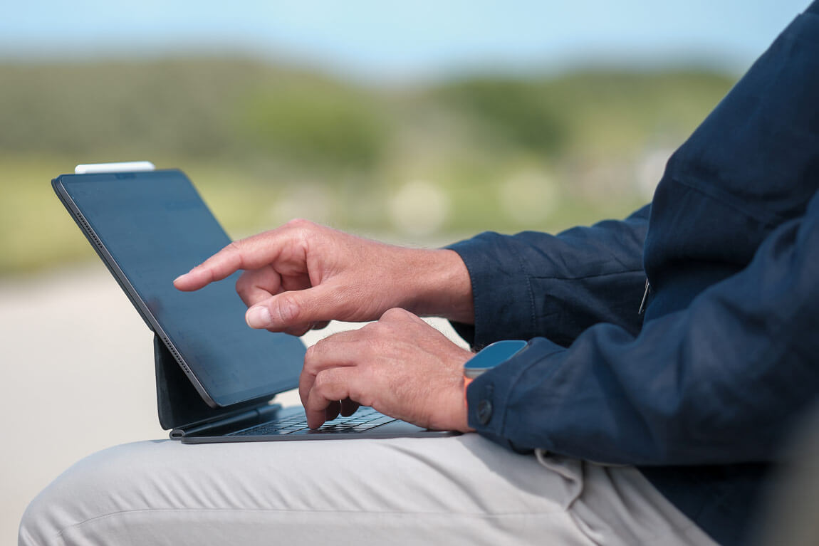 Nahaufnahme einer Hand, die auf ein iPad tippt